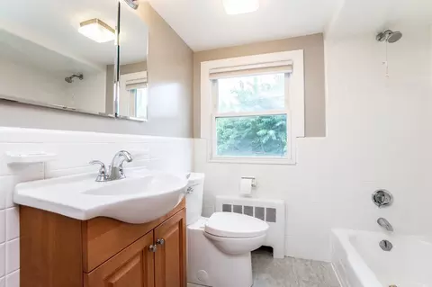 Bath - 92 Elsie St, Everett, MA 02149 photo 3 of 3