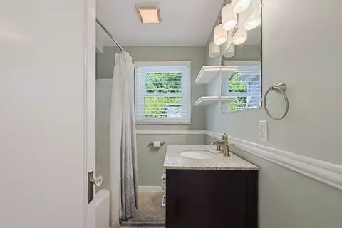 Bath - 191 Whitins Rd, Sutton, MA 01590 photo 1 of 4