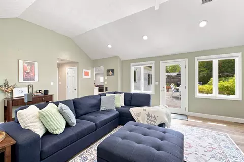 Living - 7 Philip Rd, Framingham, MA 01701 photo 4 of 5