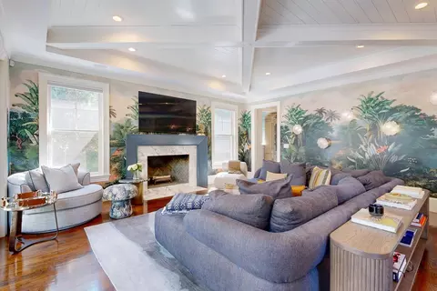 Living - 370 Grove St, Needham, MA 02492 photo 3 of 4