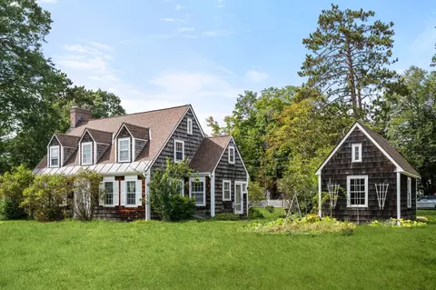 60 Wellesley St, Weston, MA 02493