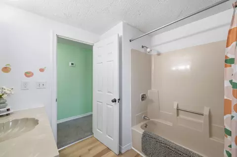 Bath - 380 Plumtree Rd, Springfield, MA 01118 photo 3 of 4