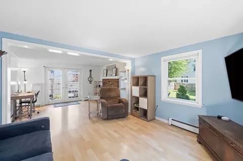 Living - 380 Plumtree Rd, Springfield, MA 01118 photo 4 of 5