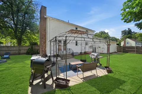 Exterior - 380 Plumtree Rd, Springfield, MA 01118 photo 4 of 10