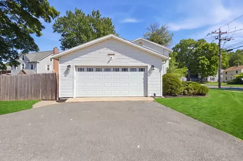 Exterior - 380 Plumtree Rd, Springfield, MA 01118 photo 8 of 10