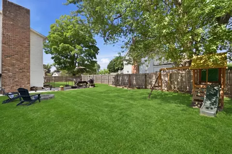 Exterior - 380 Plumtree Rd, Springfield, MA 01118 photo 3 of 10