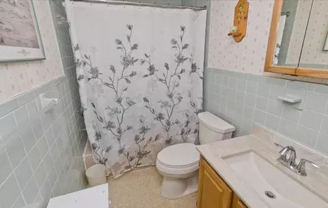 Bath - 539 Dutchess St, Springfield, MA 01129 photo 1 of 2