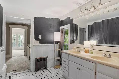 Bath - 46 Broad St, Barre, MA 01005 photo 1 of 4
