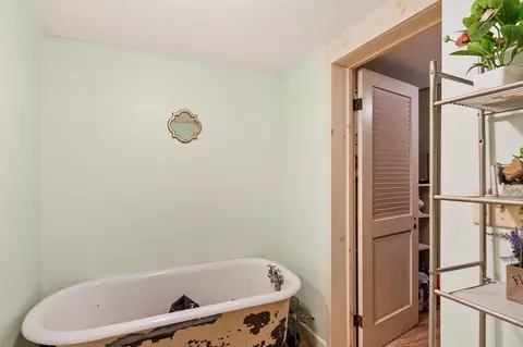 Bath - 46 Broad St, Barre, MA 01005 photo 3 of 4