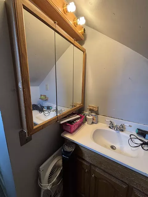 Bath - 27 Border St, Springfield, MA 01104 photo 1 of 3