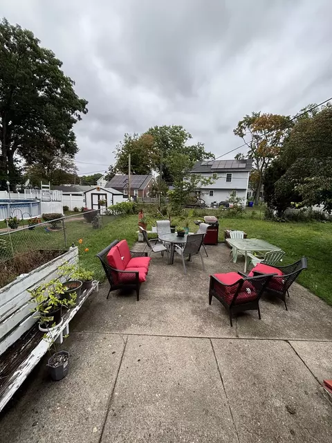 Exterior - 27 Border St, Springfield, MA 01104 photo 10 of 11