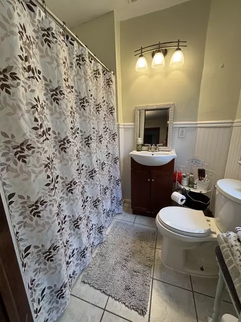 Bath - 27 Border St, Springfield, MA 01104 photo 3 of 3