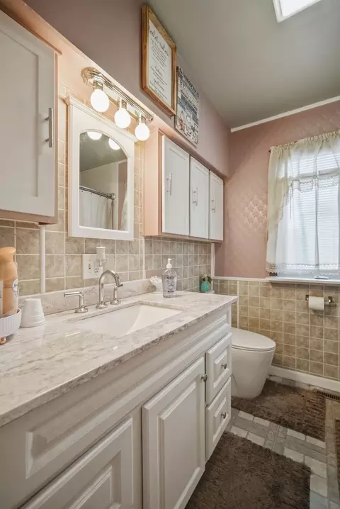 Bath - 28 Dalton Pl, Springfield, MA 01109 photo 1 of 1