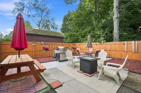 Exterior - 28 Dalton Pl, Springfield, MA 01109 photo 2 of 8