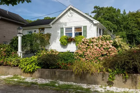 Exterior - 13 Lincoln St, Wareham, MA 02571 photo 2 of 11