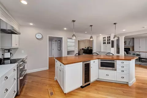 Kitchen - 19 Appleton Ln, Boxford, MA 01921 photo 3 of 4