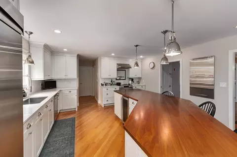 Kitchen - 19 Appleton Ln, Boxford, MA 01921 photo 2 of 4