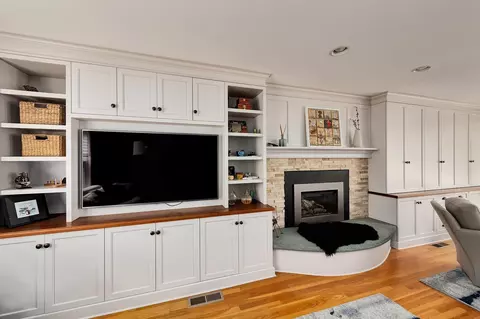 Living - 19 Appleton Ln, Boxford, MA 01921 photo 2 of 3