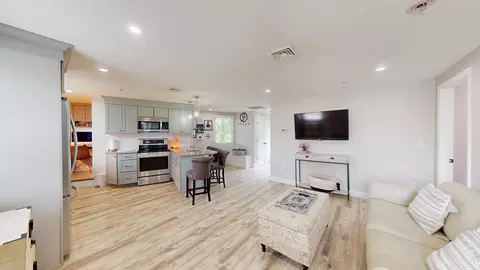 Living - 400 Main, Reading, MA 01867 photo 4 of 4