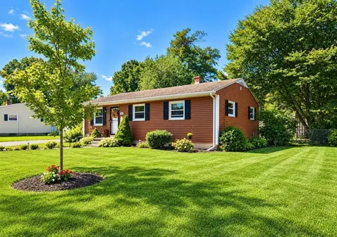 Exterior - 92 Louis Rd, Springfield, MA 01118 photo 3 of 10
