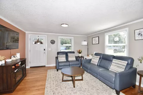 Living - 92 Louis Rd, Springfield, MA 01118 photo 2 of 5