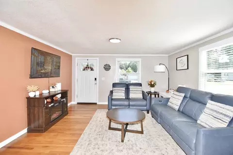 Living - 92 Louis Rd, Springfield, MA 01118 photo 1 of 5
