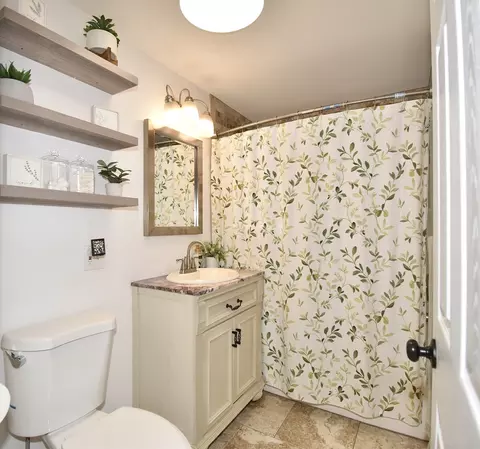 Bath - 92 Louis Rd, Springfield, MA 01118 photo 2 of 2
