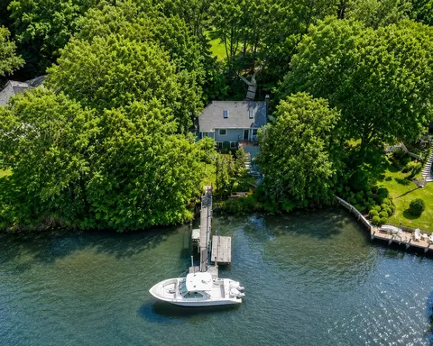 29 Childs River Rd, Falmouth, MA 02536
