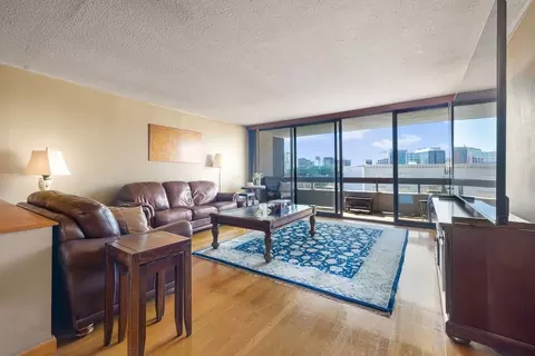 566 Commonwealth #708, Boston, MA 02215