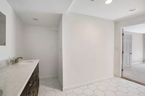Bath - 7 Nirvana Dr, Saugus, MA 01906 photo 3 of 4