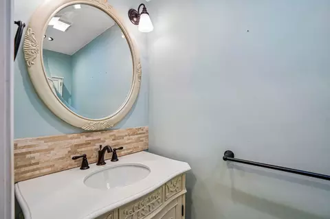 Bath - 7 Nirvana Dr, Saugus, MA 01906 photo 4 of 4