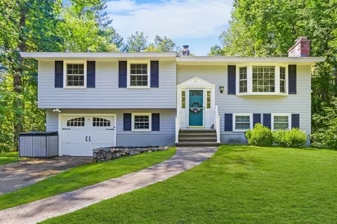 7 Pecos Cir, Chelmsford, MA 01824