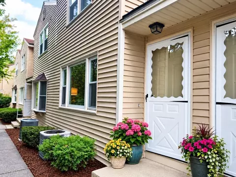 126 Willard St #I, Lowell, MA 01850