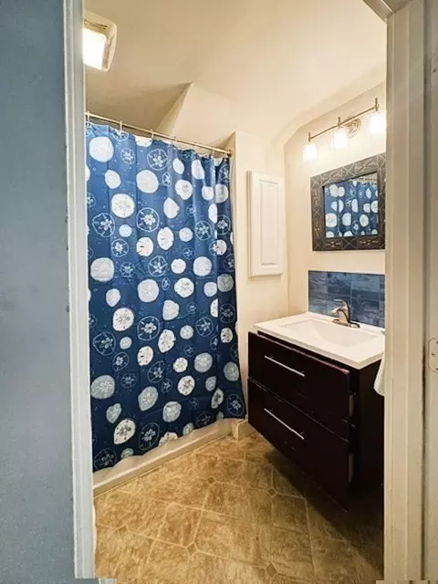 Bath - 8 May St, Beverly, MA 01915 photo 1 of 3