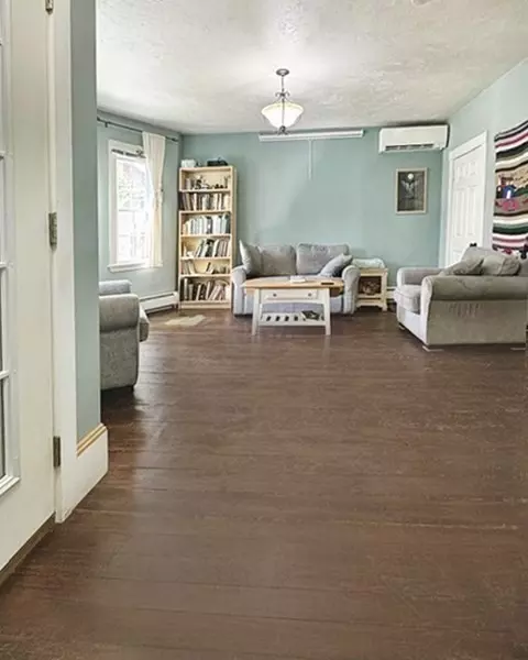 Living - 8 May St, Beverly, MA 01915 photo 3 of 4