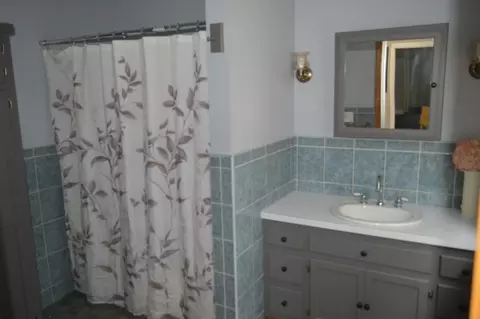 Bath - 444 Putnam Hill Rd, Sutton, MA 01590 photo 1 of 2