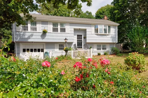 3 Elizabeth Rd, Pocasset, MA 02559