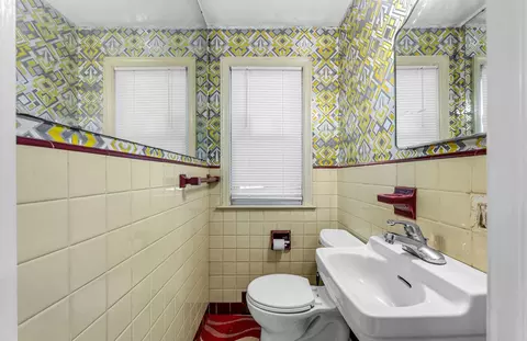 Bath - 135 Emerson St, Springfield, MA 01118 photo 3 of 6