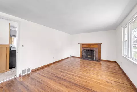 Living - 44 Arthur St, Springfield, MA 01104 photo 4 of 5