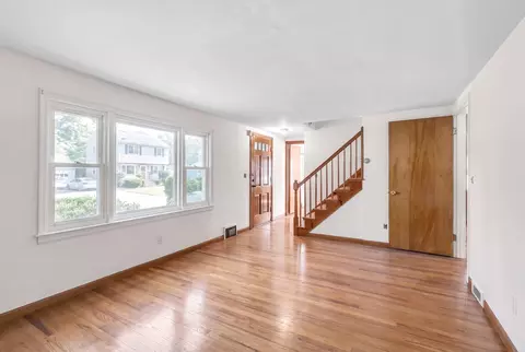 Living - 44 Arthur St, Springfield, MA 01104 photo 2 of 5