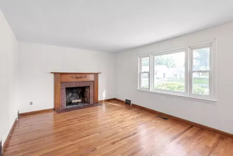 Living - 44 Arthur St, Springfield, MA 01104 photo 1 of 5