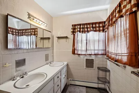 Bath - 205 Gardner Rd, Brookline, MA 02445 photo 1 of 3