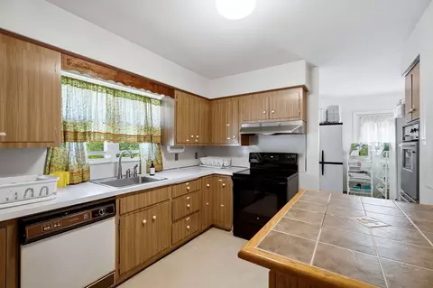 Kitchen - 205 Gardner Rd, Brookline, MA 02445 photo 4 of 5
