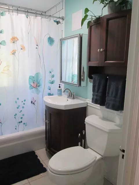 Bath - 76 Surrey Rd, Springfield, MA 01118 photo 1 of 1