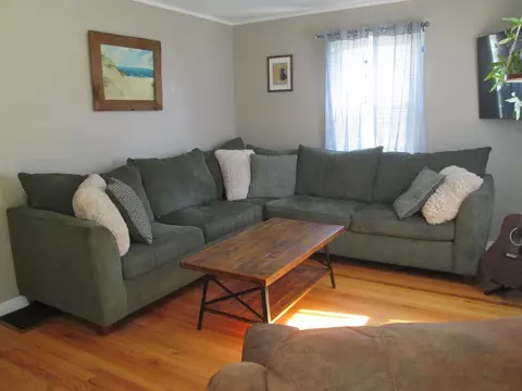 Living - 76 Surrey Rd, Springfield, MA 01118 photo 1 of 2