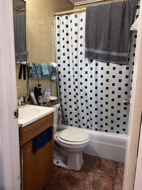 Bath - 60 Montmorenci St, Springfield, MA 01107 photo 1 of 4