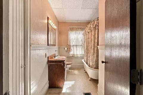 Bath - 144 Swindells St, Fall River, MA 02723 photo 1 of 2