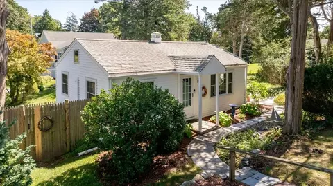 82 Beach St, Plymouth, MA 02360