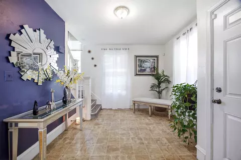 Entry Way - 28 Lyndale St, Springfield, MA 01108 photo 2 of 4