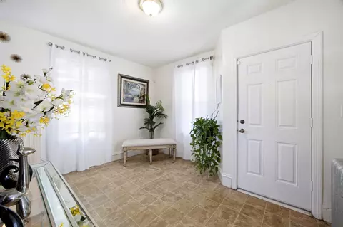 Entry Way - 28 Lyndale St, Springfield, MA 01108 photo 3 of 4